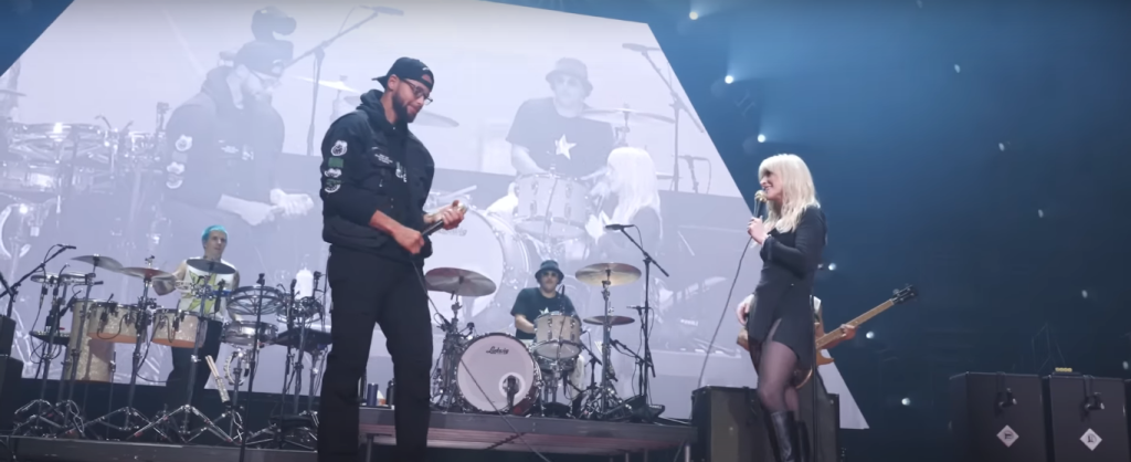 when-basketball-meets-rock-steph-curry-joins-paramore-performance